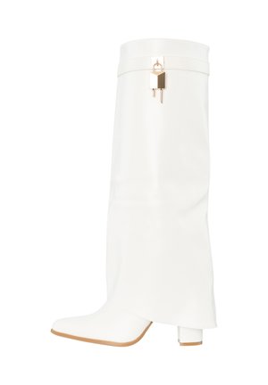 Stivale bianco in pelle fino al ginocchio con tacco a blocco e dettaglio di lucchetto dorato vicino alla parte superiore, mostrato di profilo su sfondo bianco.