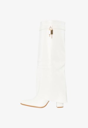 Botte blanche en cuir montant jusqu'au genou avec talon carré et détail de cadenas doré près du sommet, vue de profil sur fond blanc.