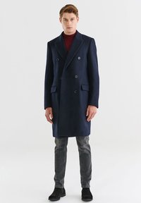 Pako Lorente - Klasyczny płaszcz