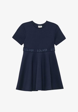 Marineblaues Kurzarmkleid mit ausgestelltem Rock und einem Taillenband mit wiederholtem "S. Oliver" Schriftzug in passendem Blau.
