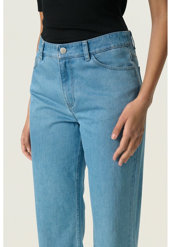 MAISE - Flared Jeans3