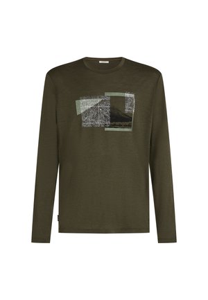 Camicia verde scuro a manica lunga con design astratto stratificato, linee di mappa topografica e paesaggio montano sul petto.