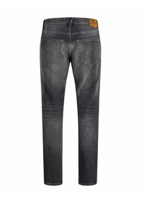 Donkergrijze denim jeans met achterzakken en een bruine merklabel op de tailleband, gezien van achteren.