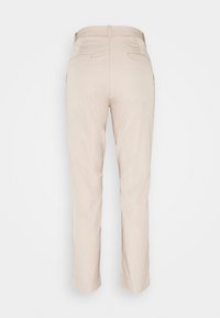 Pantaloni beige con una vestibilità su misura, dotati di due tasche posteriori e un davanti piatto. Il tessuto ha una texture liscia e una leggera lucentezza.