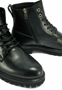 Czarne skórzane botki za kostkę z gładkim wykończeniem, sznurowanym przodem, bocznym zamkiem błyskawicznym oraz solidną gumową podeszwą z teksturowanym bieżnikiem.