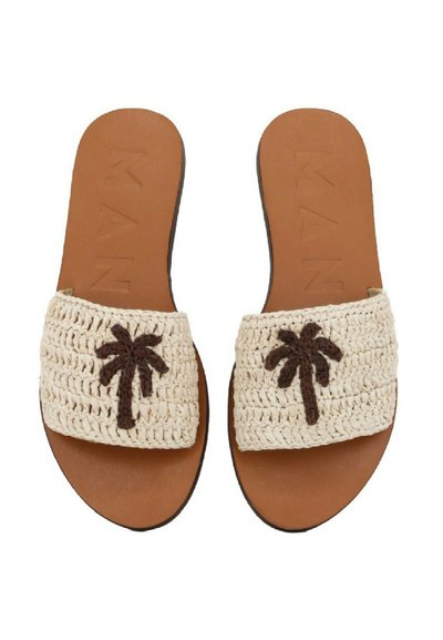 Sandales tissées beiges avec un motif de palmier, dotées d'une large lanière et d'une semelle intérieure lisse marron. Style minimaliste et ouvert à l'avant.