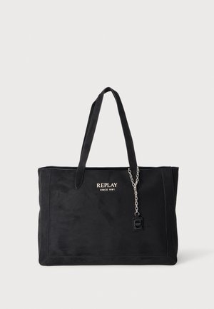 Bolsa tote rectangular negra con asas largas, logo "REPLAY SINCE 1981" en blanco y un pequeño colgante colgando en una cadena plateada.