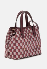 Burgundy handtas met een geometrisch patroon van witte en rode vierkanten. Beschikt over dubbele handgrepen, een goudkleurig logo en een gestructureerd materiaal.