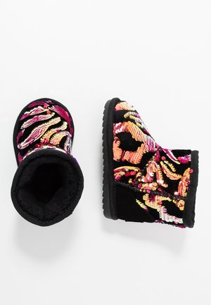 Schwarze Winterstiefel mit bunten Paillettenmustern in Pink, Gold und Orange sowie einem weichen, flauschigen Innenfutter, dargestellt in Ansichten von oben und der Seite.