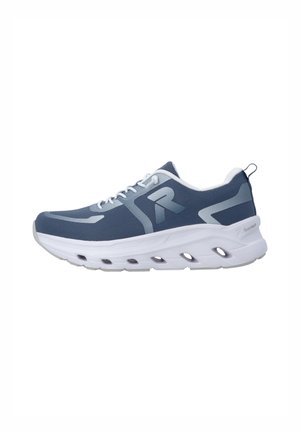 Blauer sportlicher Sneaker mit weißer Sohle, atmungsaktivem Mesh-Obermaterial, Schnürdesign und Belüftungslöchern entlang der Zwischensohle.