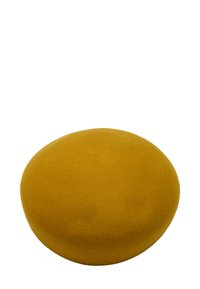 Okrągły puf pokryty teksturowanym żółtym materiałem, charakteryzujący się gładką, miękką powierzchnią oraz minimalistycznym wzornictwem, bez widocznych szwów i akcentów.