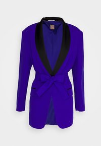 Blazer violet avec col châle en satin noir, manches longues, ceinture avant nouée en nœud et poches à rabat.