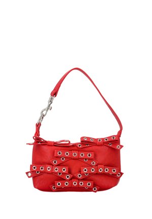 Kleine rote Ledertasche mit mehreren dekorativen Schleifen mit silbernen Ösen und einem einzelnen Riemen mit silberner Schnalle.