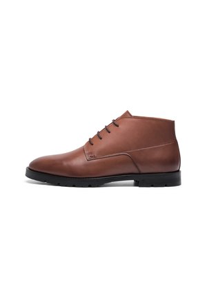 Braune Leder-Ankle-Boots mit runder Zehenform, sechs Schnürsenkellochsen, minimaler Naht und einer schwarzen Gummisohle. Glatte Textur und schlankes Design.