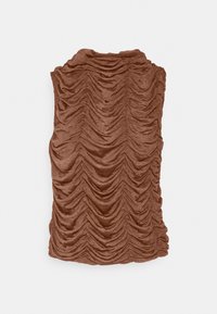 Brun ärmlös topp med en texturerad, rynkad design. Mjuk tyg med framträdande vertikala veck som skapar djup och dimension.