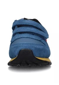 Sneaker blu in suede con cinturini in velcro, punta arrotondata, fodera nera e suola gialla in contrasto. Presenta una tomaia strutturata e una suola piatta in gomma.
