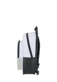 Zaino bianco con accenti grigi, dotato di due scomparti, una tasca laterale in rete, texture liscia e spallacci regolabili.
