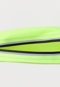 Φωσφορούχα πράσινη ελαστική ζώνη με μαύρο φερμουάρ και γκρι λεπτομέρειες, σχεδιασμένη με ομαλή υφή και επίπεδο, ορθογώνιο σχήμα.