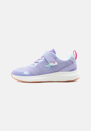 Lavendelfarbener Kindersneaker mit weißer Sohle, Känguru-Logo, Klettverschluss, hellblauem Innenfutter und rosa Fersenlasche.