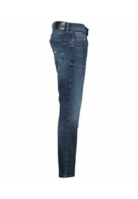 Jeans ajustados de mezclilla azul oscuro, con un diseño clásico de cinco bolsillos, parche de cuero en la parte trasera de la cintura y sutiles detalles de costura.