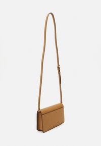 MICHAEL Michael Kors JET SET FLAP XBODY - Borsa a tracolla - pale peanut