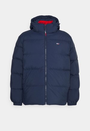 Ναυτικό μπλε φούτερ μπουφάν με κουκούλα, με μπροστινό φερμουάρ, ελαστικούς καρπούς και κόκκινη εσωτερική επένδυση. Λογότυπο στο στήθος.