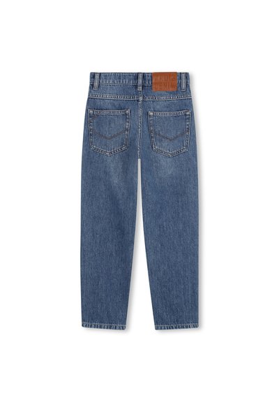 Jean en denim bleu avec une coupe droite, cinq poches, et un patch en cuir marron à la taille. Tissu texturé, couture standard.