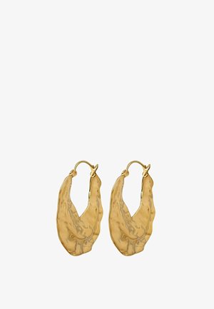 Paire de boucles d'oreilles créoles dorées texturées avec des bords irréguliers ondulés et une finition brillante sur fond blanc.