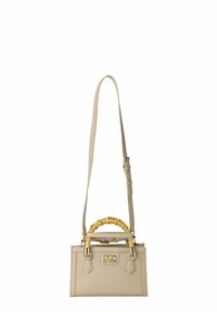 Beige leren handtas met een gestructureerd ontwerp, bamboe handvat bovenop en verstelbare schouderriem. Voorzien van gouden hardware en een reliëf logo detail.