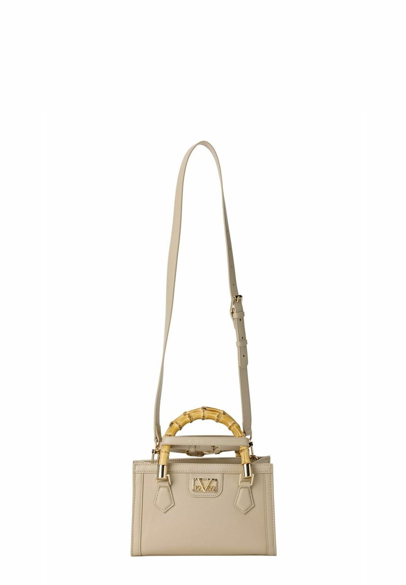 Beige leren handtas met een gestructureerd ontwerp, bamboe handvat bovenop en verstelbare schouderriem. Voorzien van gouden hardware en een reliëf logo detail.