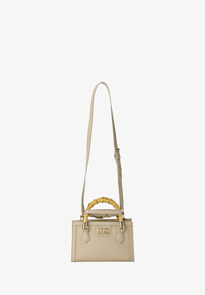 Beige leren handtas met een gestructureerd ontwerp, bamboe handvat bovenop en verstelbare schouderriem. Voorzien van gouden hardware en een reliëf logo detail.