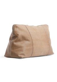 Barna bőr clutch táska puha, textúrált felülettel. Téglalap alakú, cipzárral záródik, és varrási részletek találhatók a felületén.