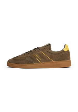 Baskets en suède marron avec des accents jaunes, panneaux en maille texturée et semelle en caoutchouc. Présentent un marquage doré sur le côté et à l'arrière.
