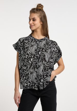 Sort kortærmet bluse med hvide paisley- og blomstermønstre, udstyret med en krave og en løs pasform. Glat stof med en subtil glans.