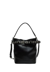 Sort læder bucket bag med én skulderrem og dekorativ sort bælt med sølvfarvede blomsterstuds og spænde henover toppen.