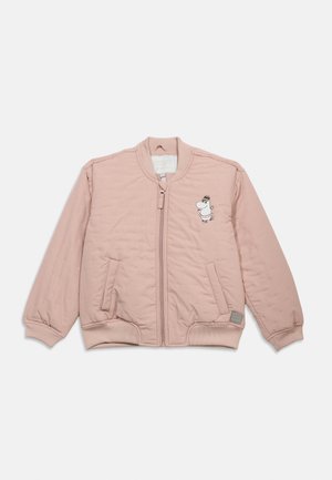 Svetlo roza prešita jakna z zadrgo spredaj, dvema žepoma, rebrastimi manšetami in majhnim naprsnim obližem s stripovskim likom na levi strani prsnega koša.