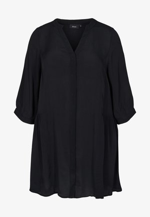 Robe noire, longueur au genou, en tissu léger, avec un col en V, des manches trois quarts et une taille froncée pour une coupe décontractée.