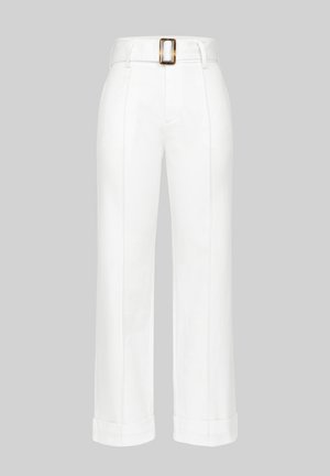 White wide-leg trousers made of cotton. Features a high waist with a large rectangular belt buckle, and stitched detailing along the legs.