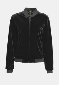 Czarna aksamitna kurtka bomberka z zamkiem z przodu, prążkowanym kołnierzem, mankietami i dołem. Gładka tekstura i luźny krój, bez widocznych wzorów.