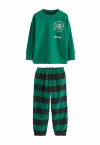 Chemise verte à manches longues avec du texte imprimé en blanc, associée à un pantalon en polaire à rayures noires et vertes avec un waistband élastique.