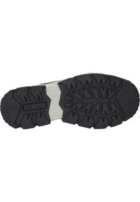 Schwarze Gummisohle mit einem strukturierten Profil für besseren Halt, mit einem in der Mitte geprägten Logo und einer kontrastierenden weißen Zwischensohle.