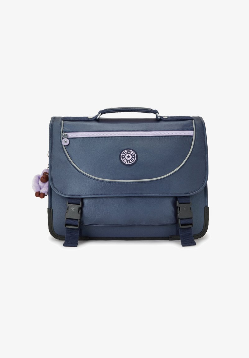 Marineblå messenger taske med grå detaljer, to spænder, et håndtag på toppen og en frontlomme med lynlås. Medfølger en nøglehænger med en stofabe.