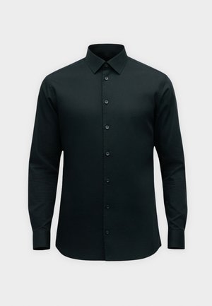 Chemise noire à manches longues avec boutons, fabriquée en tissu lisse. Elle présente un col classique et un boutonnage à cinq boutons, avec des poignets à boutons.
