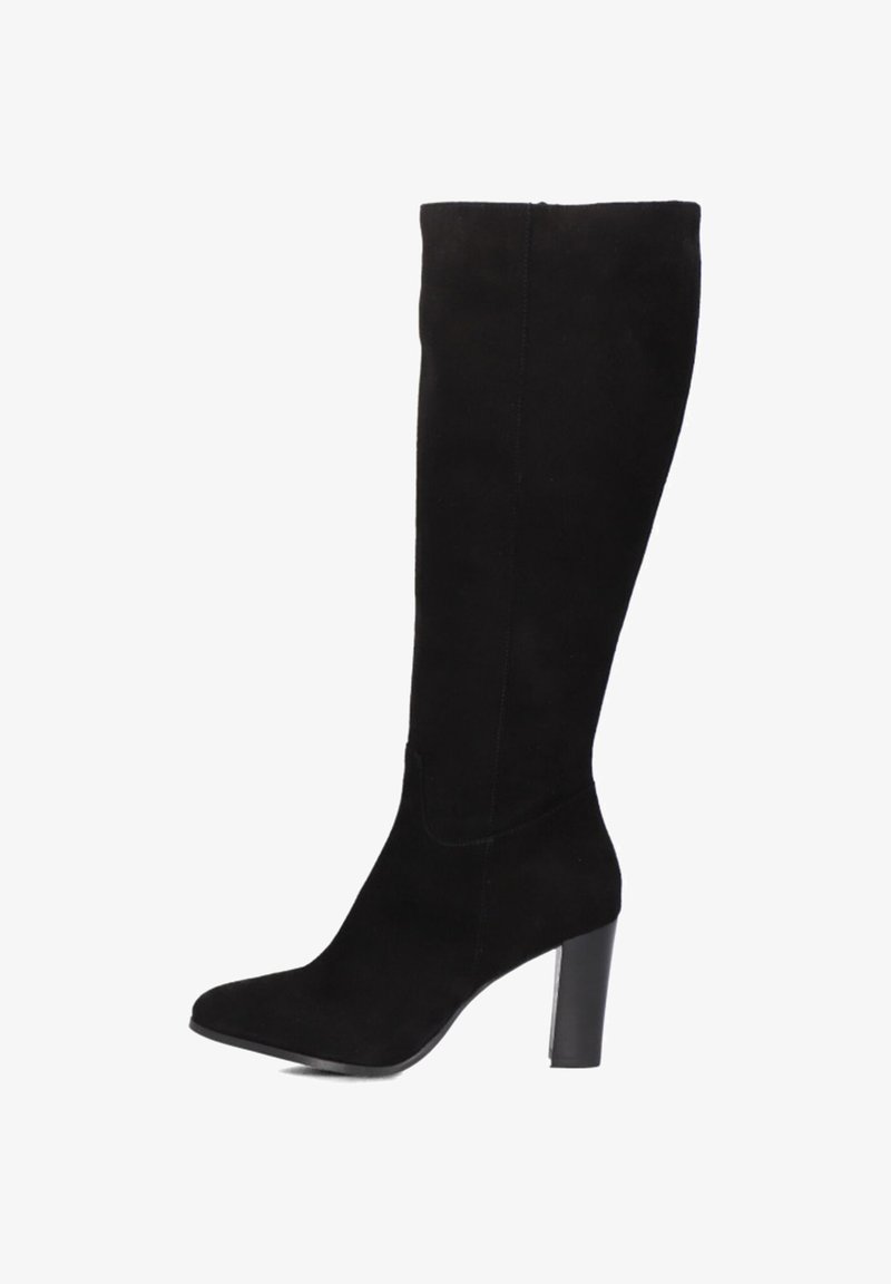 Zwarte suède kniehoge laars met puntige neus en dikke hoge hak, zijaanzicht op een witte achtergrond.