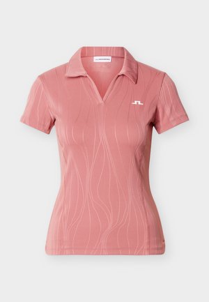 Tricou polo roz pentru femei, cu mâneci scurte, model subtil ondulat, guler deschis și logo alb mic pe pieptul stâng.