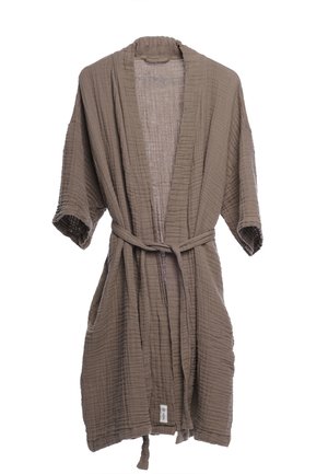 Smeđi pamučni ogrtač s teksturiranim, naboranim dizajnom, s širokim rukavima, pojasom za vezanje i dva prednja džepa.
