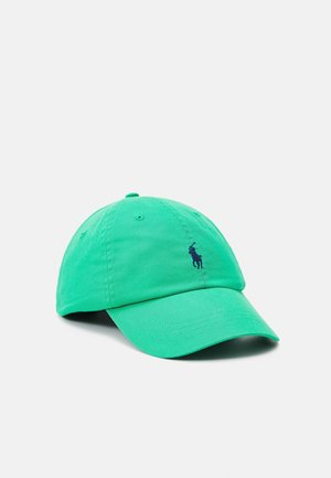 Casquette de baseball verte avec visière courbée et logo brodé d'un joueur de polo bleu foncé sur le devant, présentée sur fond blanc.