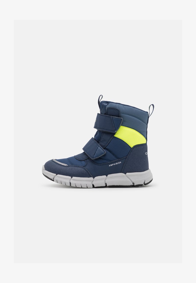 Bottes imperméables bleues avec une surface texturée, deux fermetures à sangle et un accent jaune fluo. Présente une épaisse semelle blanche pour une meilleure adhérence.