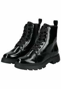Botas de tobillo negras con cordones, acabado brillante de charol, suela de goma negra y un tirador en la parte trasera. Presenta un collarín acolchado.
