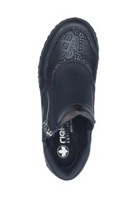 Bottines en cuir noir avec design perforé floral, fermeture éclair sur le côté et accents texturés. Comprend une semelle intérieure rembourrée et une semelle flexible.